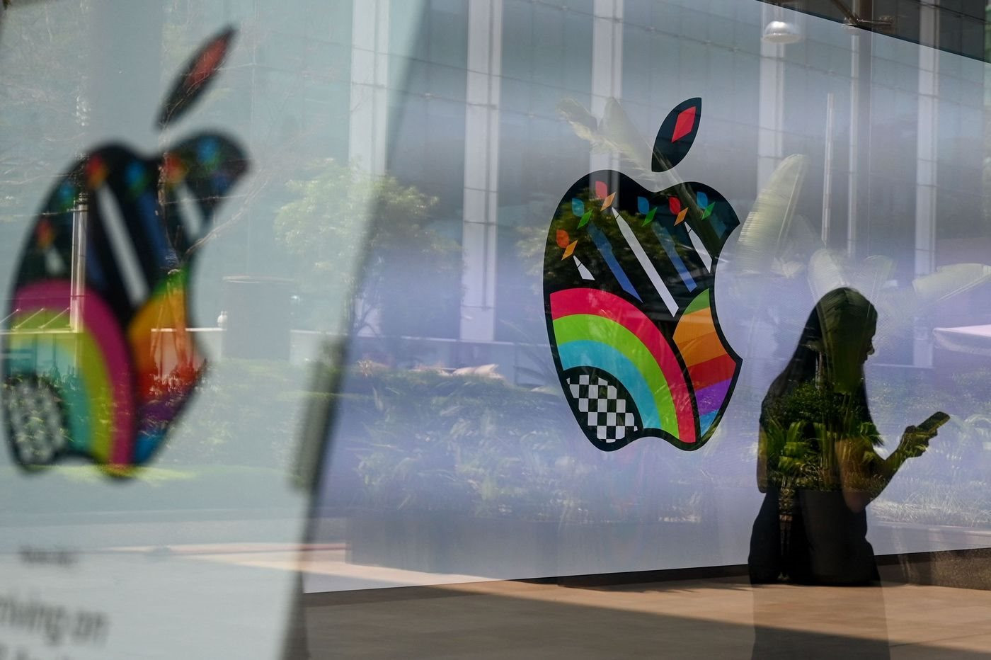 Apple cấm nhân viên sử dụng ChatGPT - Ảnh 1. Apple cấm nhân viên sử dụng ChatGPT - Ảnh 1.