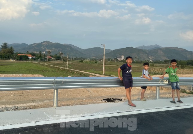 Xe máy chạy ào ào trên cao tốc Nha Trang - Cam Lâm - Ảnh 6.