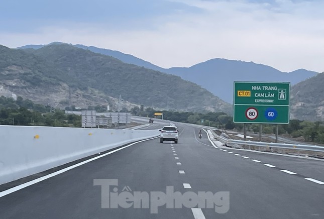 Xe máy chạy ào ào trên cao tốc Nha Trang - Cam Lâm - Ảnh 1.