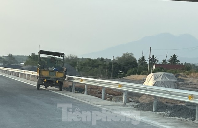 Xe máy chạy ào ào trên cao tốc Nha Trang - Cam Lâm - Ảnh 8.