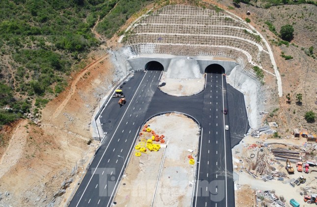 Xe máy chạy ào ào trên cao tốc Nha Trang - Cam Lâm - Ảnh 9.