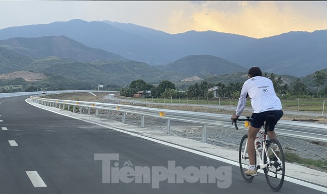 Xe máy chạy ào ào trên cao tốc Nha Trang - Cam Lâm - Ảnh 5.