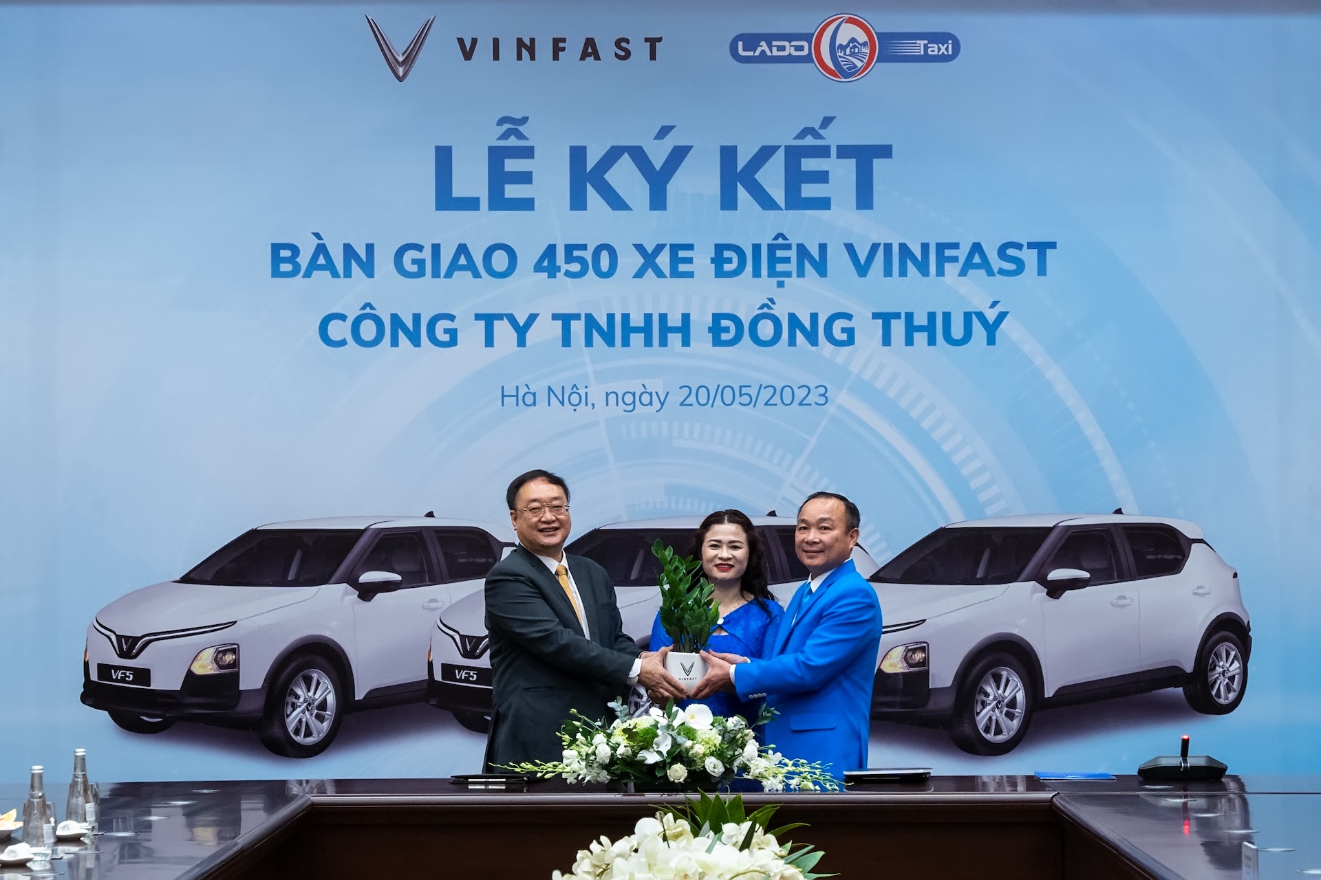 Một doanh nghiệp taxi &quot;chơi chất&quot;: Dừng mua xe xăng, chỉ bổ sung xe điện, đến cuối năm sẽ có gần 1.000 xe điện VinFast  - Ảnh 1.