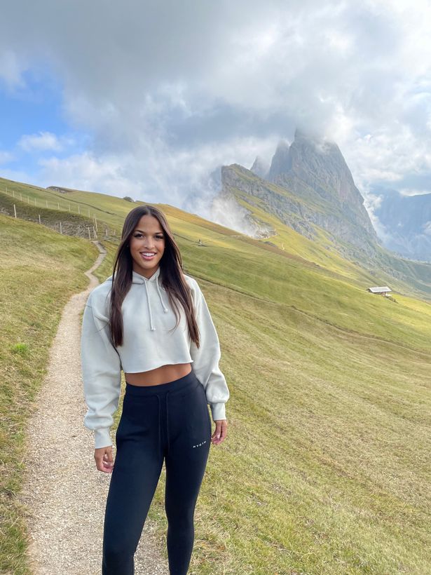 Nghỉ việc văn phòng, cô gái du lịch khắp thế giới miễn phí bằng cách ...