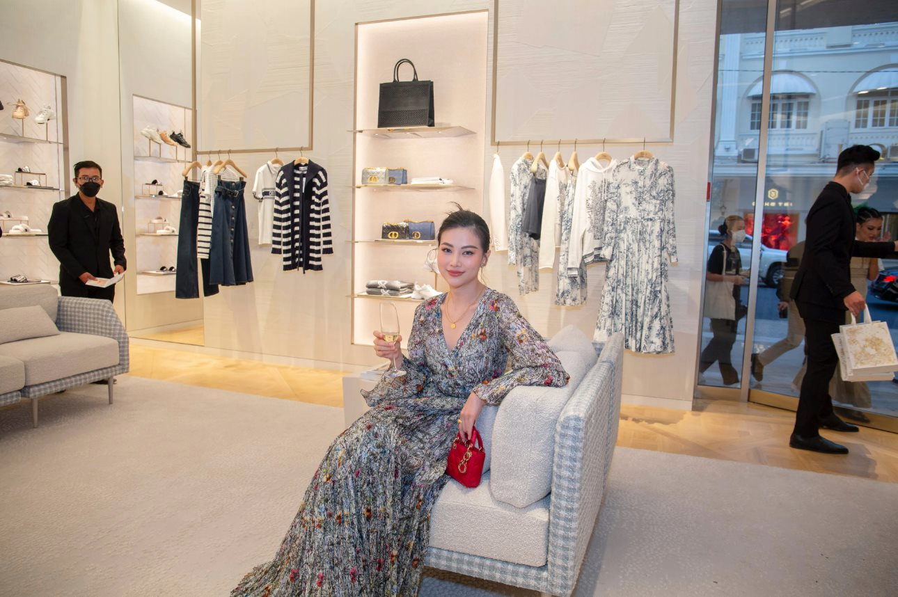 Tạm giữ hàng hóa giả mạo nhãn hiệu Burberry Dior Gucci Louis vuitton