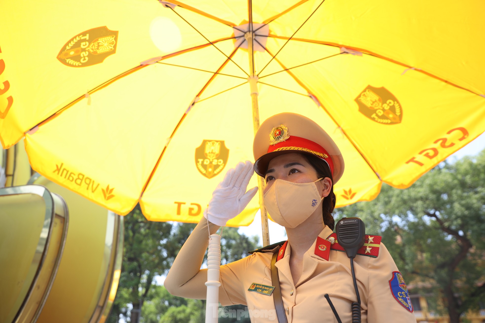 'Bóng hồng' CSGT Hà Nội căng mình dưới nắng nóng gần 40 độ - Ảnh 6.