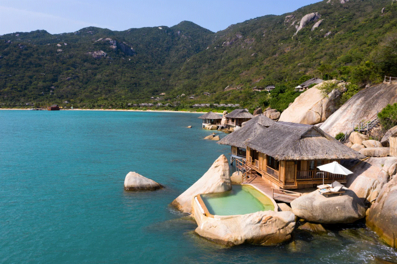 ‏Có gì ở resort do HH Ngọc Hân làm sếp, giá phòng tới gần 100 triệu đồng/đêm: Khu nghỉ dưỡng 5 sao trên vịnh biển đẹp nhất Việt Nam, doanh thu tới trăm tỷ đồng vẫn lỗ - Ảnh 8.