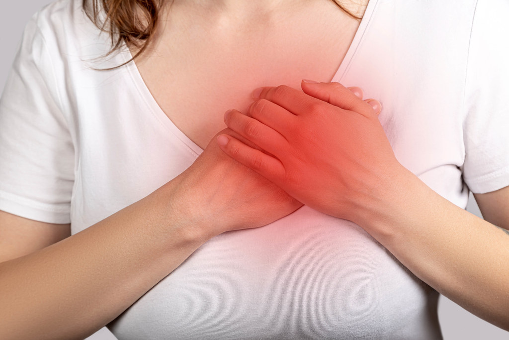 Đau ngực khi hít thở sâu khi nào là triệu chứng của COVID-19? - Ảnh 1.