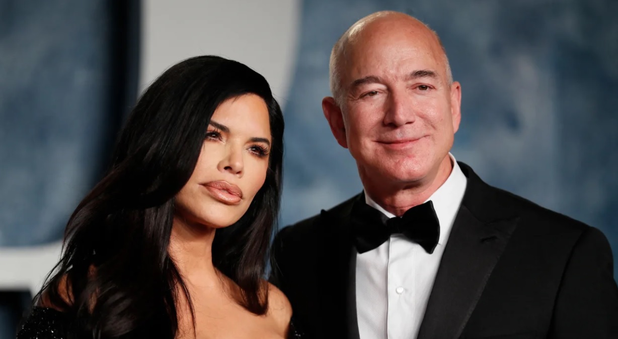 Tỷ phú Jeff Bezos đính hôn với bạn gái - Ảnh 1.