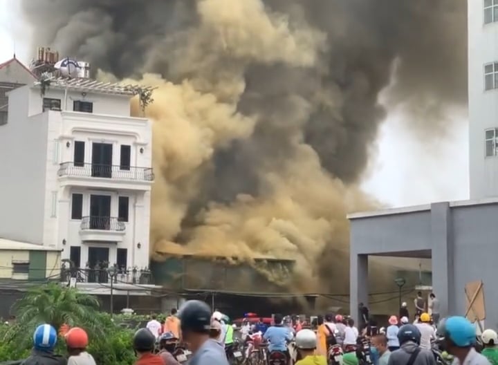 Hà Nội: Cháy ngùn ngụt ở dãy nhà xưởng khu Đền Lừ - Ảnh 1.