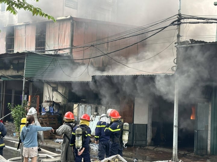 Hà Nội: Cháy ngùn ngụt ở dãy nhà xưởng khu Đền Lừ - Ảnh 2.