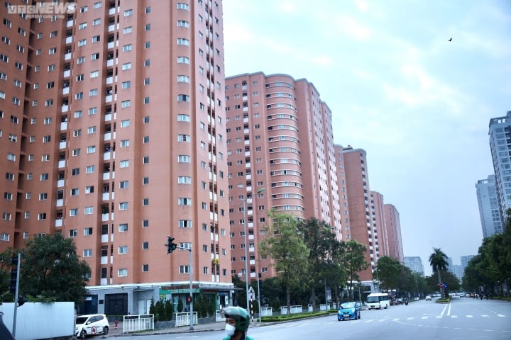Hết thời tăng 'nóng', giá chung cư ở Hà Nội, TP.HCM dự báo vẫn khó giảm sâu - Ảnh 1.