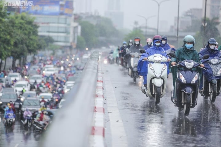Nhiều khu vực ở Hà Nội đón mưa sau một tuần nắng nóng gay gắt - Ảnh 1.