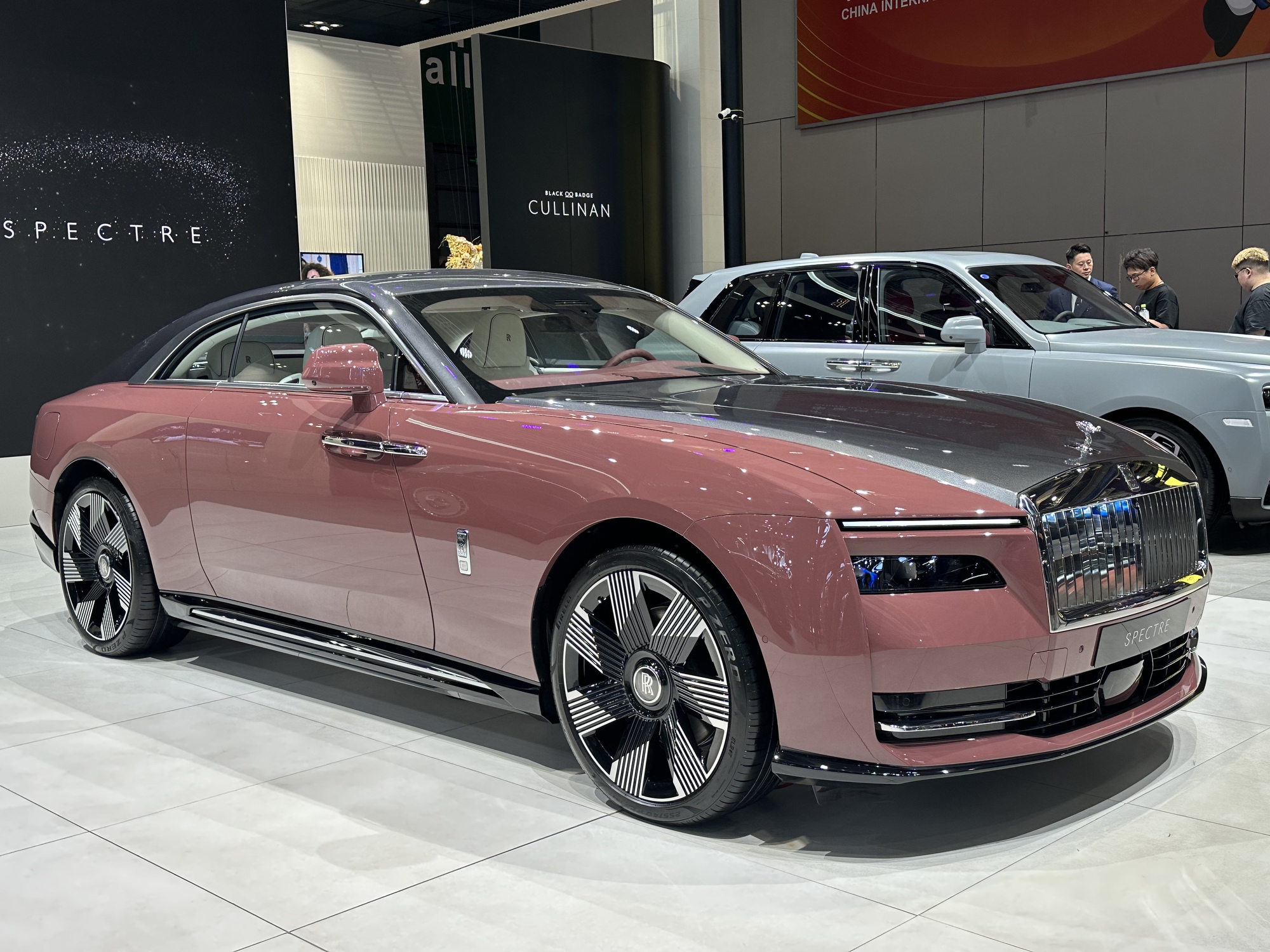 Xe mới của Rolls-Royce đắt khách chưa từng có, người mua phải chờ 2 năm - Ảnh 1.