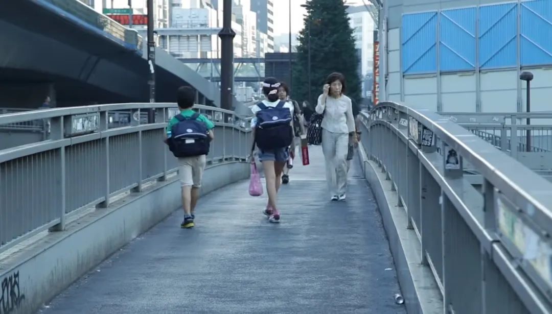 Đằng sau những đứa trẻ Nhật Bản tự đi bộ đến trường: Sự chung sức của cả cộng đồng và giáo dục tinh tế - Ảnh 6.