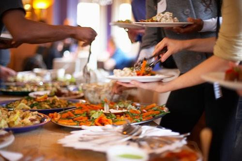 Mời 17 người bạn đi ăn buffet cao cấp với giá 1 triệu đồng/người, cô gái "khóc thét" khi nhận hóa đơn gấp 3 lần: Lí do khiến ai cũng ngỡ ngàng - Ảnh 1. Mời 17 người bạn đi ăn buffet cao cấp với giá 1 triệu đồng/người, cô gái "khóc thét" khi nhận hóa đơn gấp 3 lần: Lí do khiến ai cũng ngỡ ngàng - Ảnh 1.