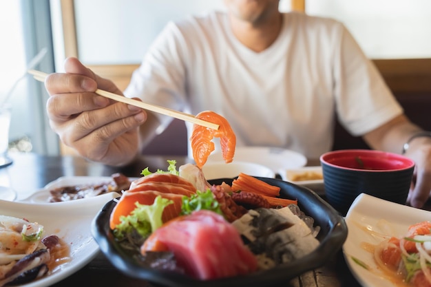 Tại sao người Nhật ăn cá sống mỗi ngày mà không sợ bị nhiễm ký sinh trùng ? - Ảnh 1.