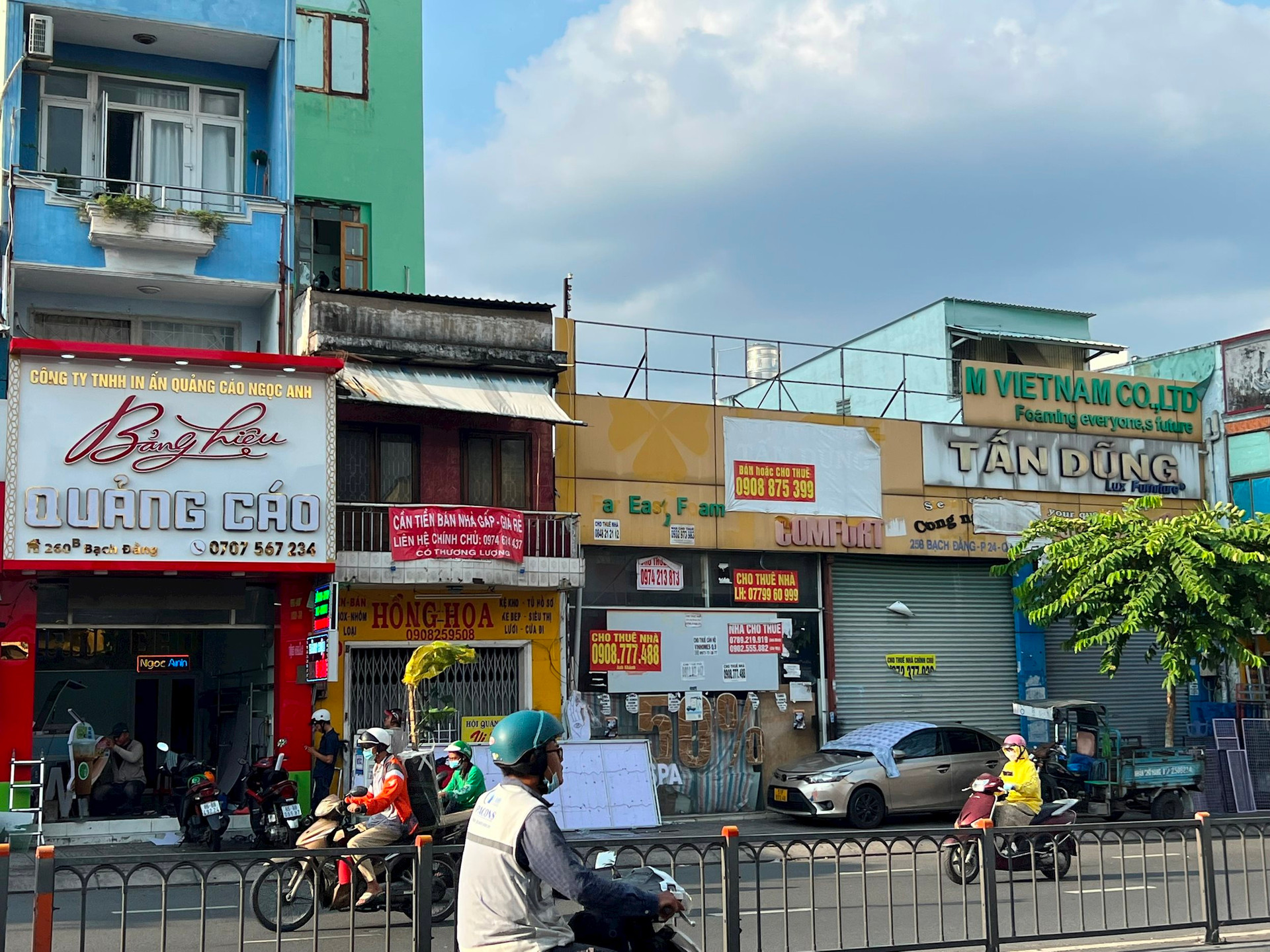 Bác xe ôm Quận 1 (TPHCM): “Dãy nhà mặt phố này từng cho thuê lên đến 1 tỷ/tháng nhưng đóng cửa im lìm suốt từ năm ngoái tới nay, giờ thành chỗ làm ăn cho mấy bà bán rong” - Ảnh 13.