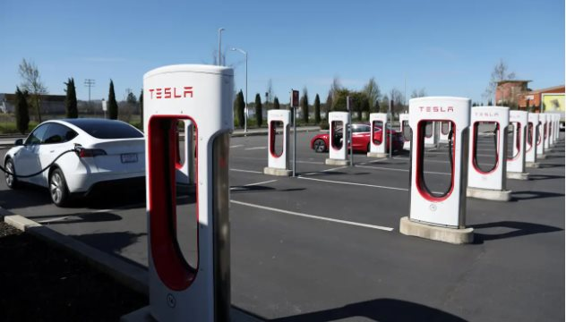Tesla chính thức thực hiện điều “ngược đời” trong ngành xe điện: Chi hàng tỷ USD để xây trạm sạc cho các đối thủ dùng chung - Ảnh 1.