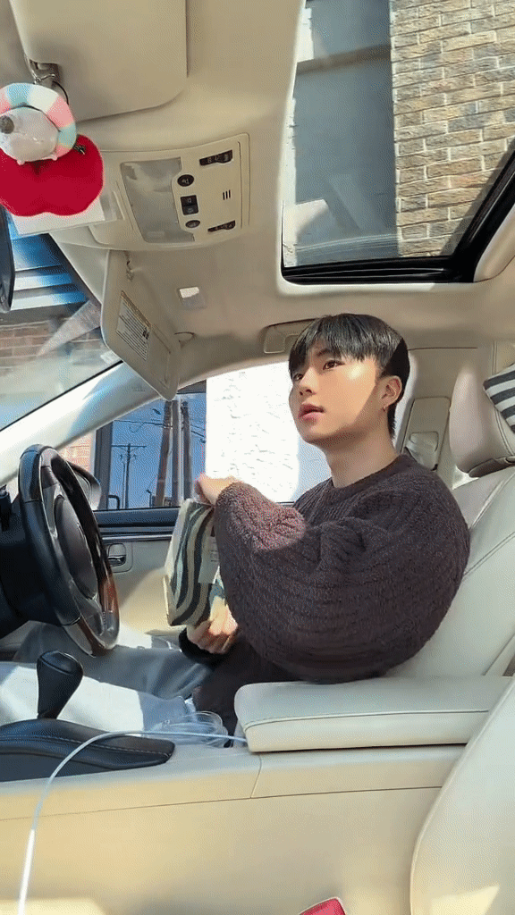 Chàng trai Hàn Quốc “gây bão” chỉ vì lái xe ô tô mua cà phê mỗi ngày - Ảnh 1.
