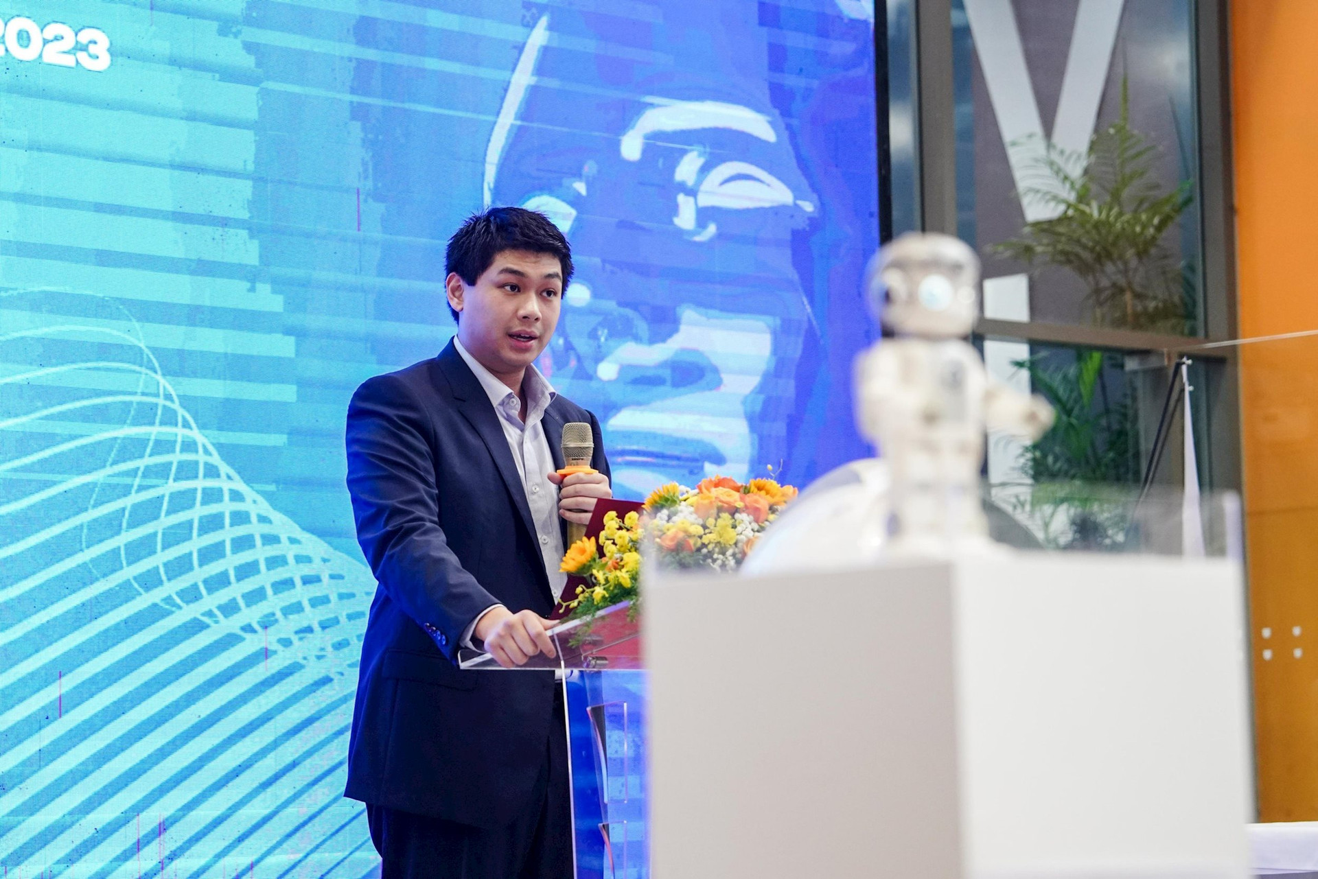 Dấu ấn tuổi 24 của con út &quot;vua hàng hiệu&quot; Johnathan Hạnh Nguyễn: Lấn sâu hợp tác phát triển giáo dục AI, Robot với các trường Đại học - Ảnh 1.