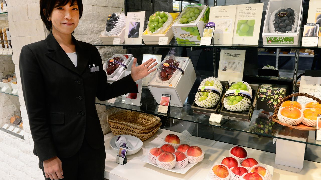 Tại sao Nhật Bản có thể bán được trái cây với mức giá &quot;trên trời&quot;? Không tự nhiên mà cặp dưa hấu giá bằng cả chiếc ô tô, 250 triệu đồng/chùm nho - Ảnh 4.