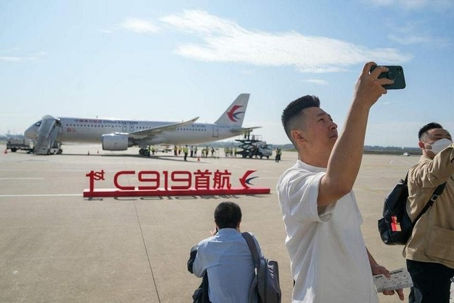 Trung Quốc: Máy bay chở khách nội địa C919 thực hiện chuyến bay thương mại đầu tiên - Ảnh 1.