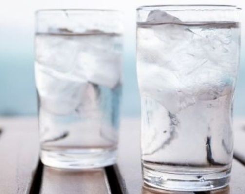 Uống nước đá trong mùa hè: Tưởng mát nhưng cực nhiều nguy hại - Ảnh 1.