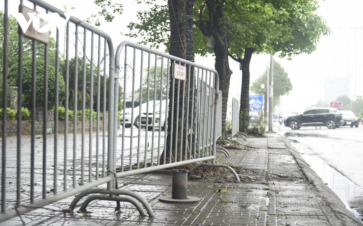 Muôn kiểu dựng rào chắn ở Hà Nội để ngăn ô tô, xe máy leo lên vỉa hè - Ảnh 7.