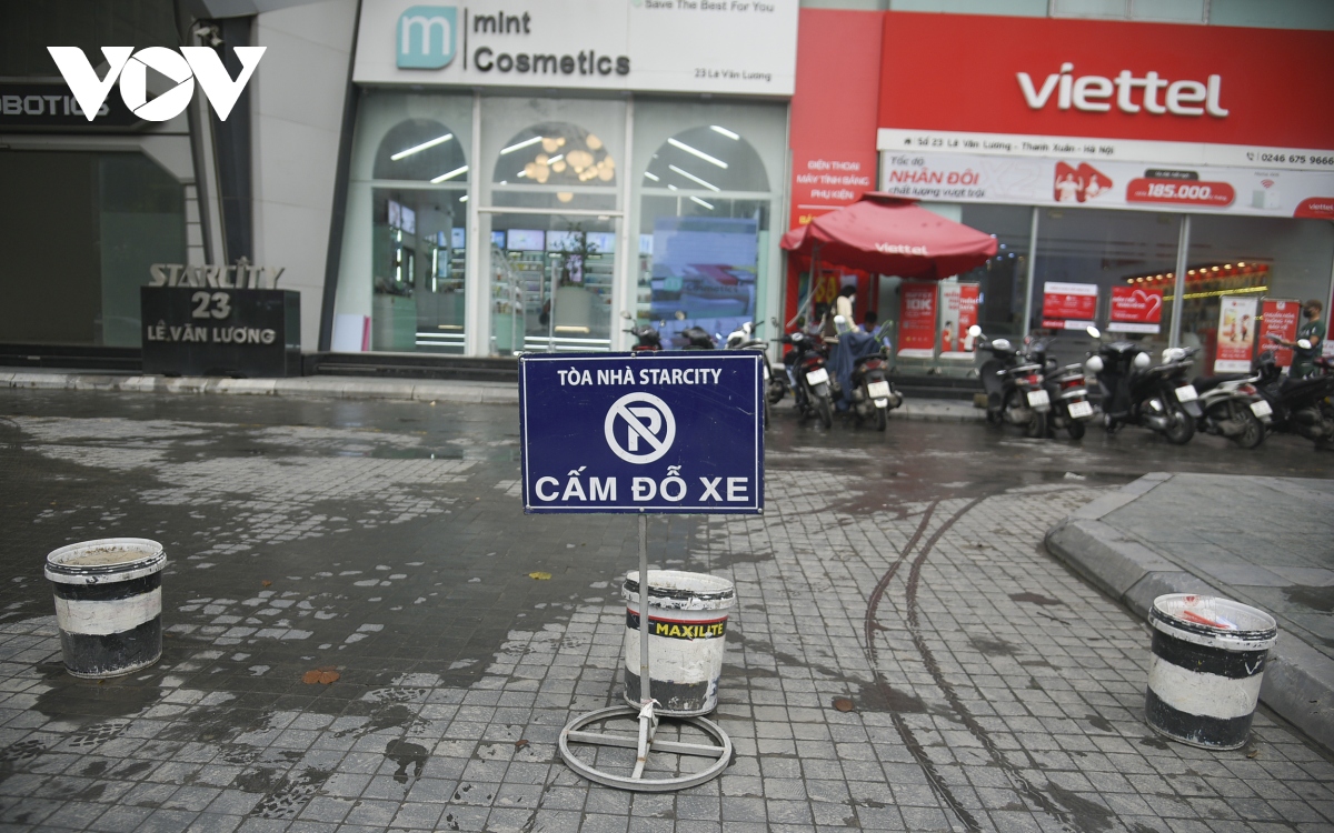 Muôn kiểu dựng rào chắn ở Hà Nội để ngăn ô tô, xe máy leo lên vỉa hè - Ảnh 10.