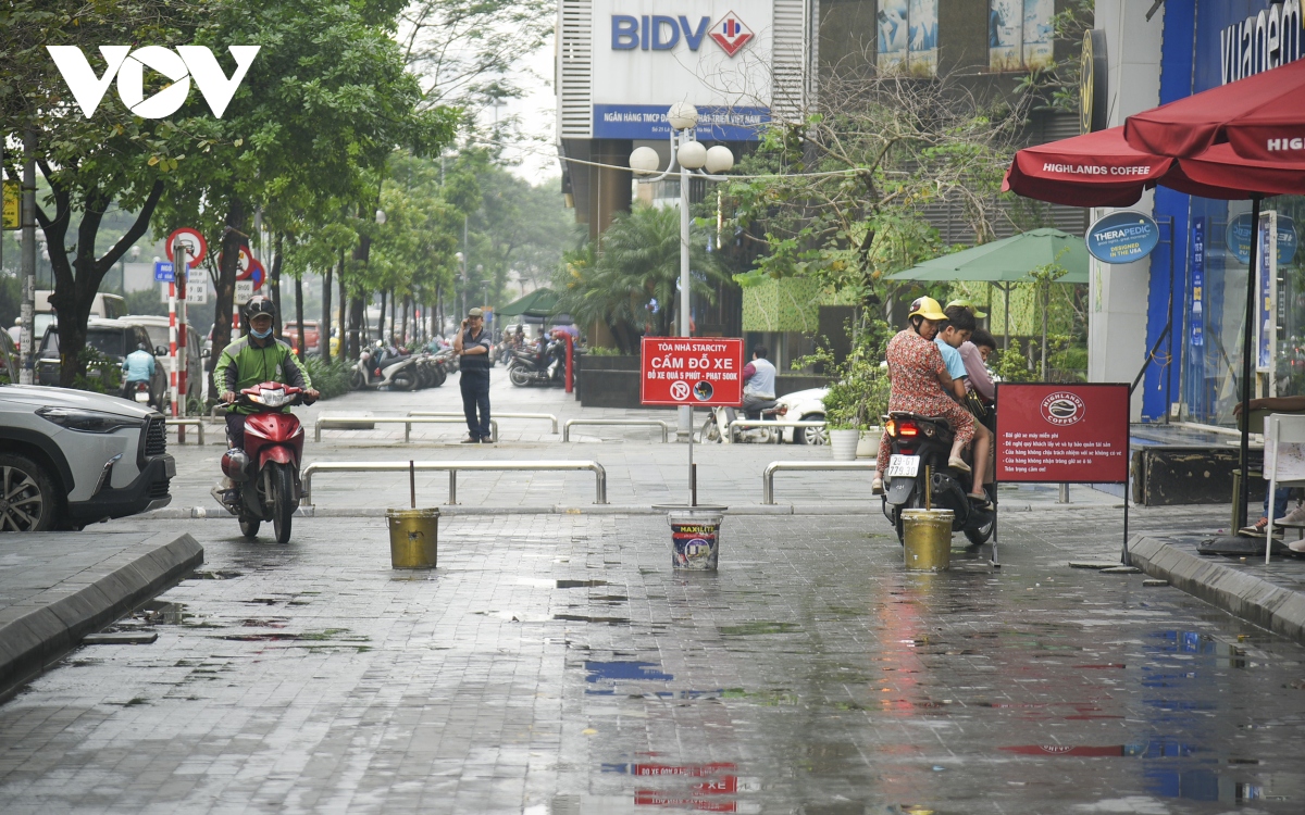 Muôn kiểu dựng rào chắn ở Hà Nội để ngăn ô tô, xe máy leo lên vỉa hè - Ảnh 12.