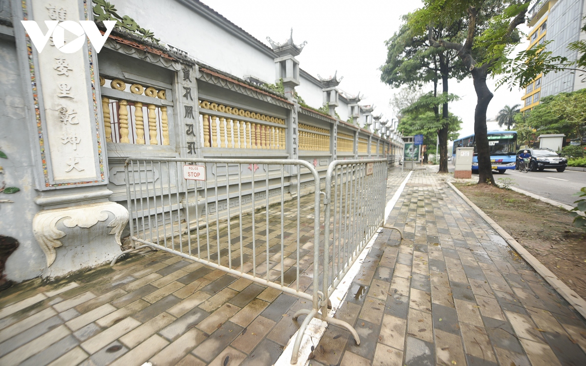 Muôn kiểu dựng rào chắn ở Hà Nội để ngăn ô tô, xe máy leo lên vỉa hè - Ảnh 4.