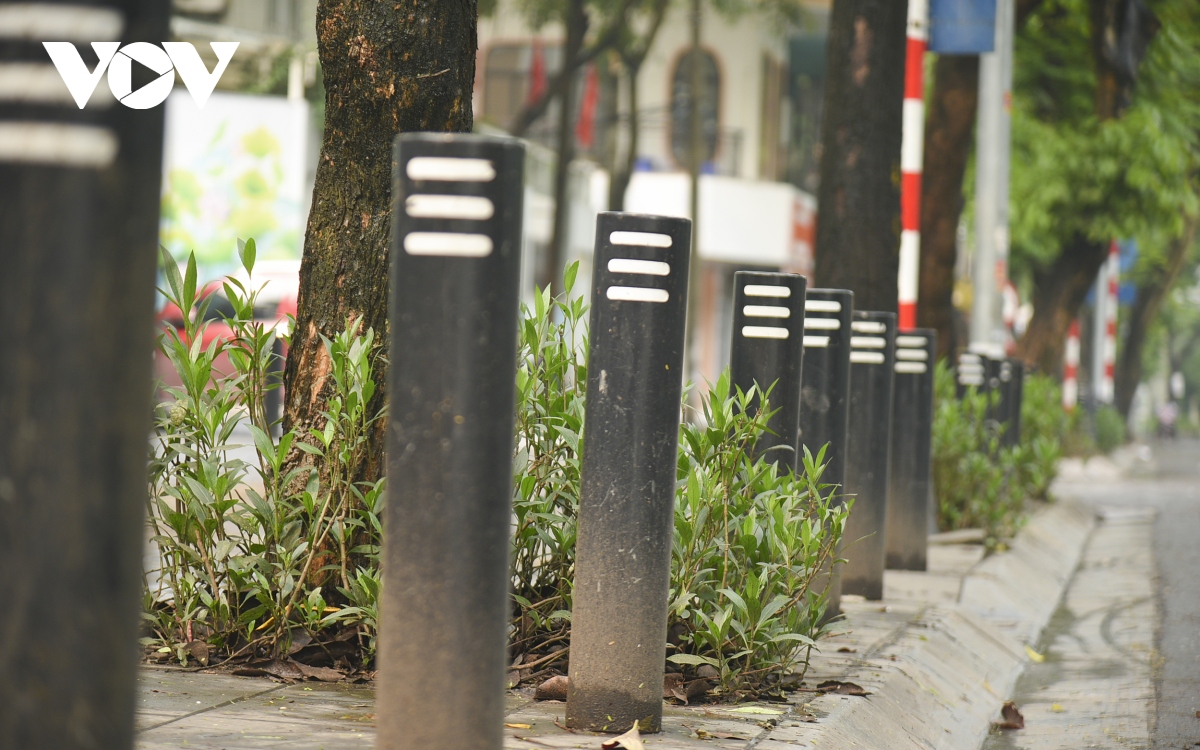 Muôn kiểu dựng rào chắn ở Hà Nội để ngăn ô tô, xe máy leo lên vỉa hè - Ảnh 3.