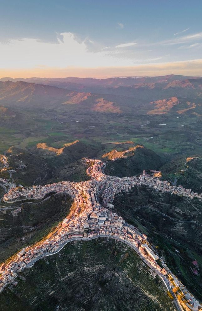 Ý: Ngôi làng ở Sicily gây sốt vì hình dạng độc đáo - Ảnh 2.