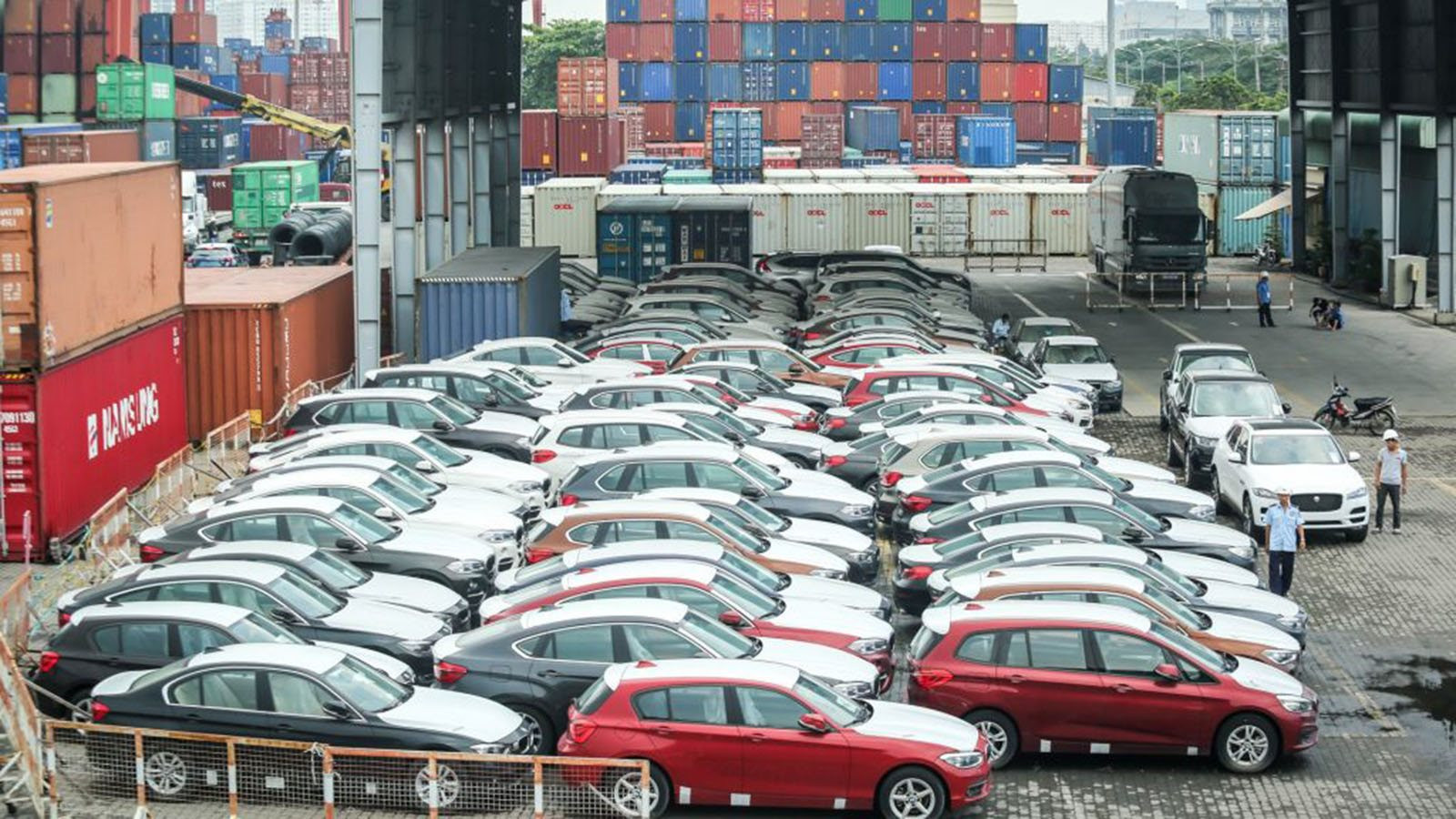 Trong một tháng, Việt Nam nhập khẩu hơn 12.000 chiếc ô tô, chủ yếu 9 chỗ trở xuống, một dòng xe không nhập chiếc nào - Ảnh 1.