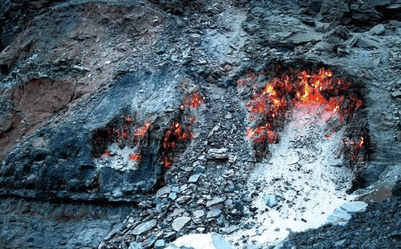“Hỏa diệm sơn” của Trung Quốc cháy liên tục 300 năm, mỗi năm đốt nhẹ 3000 tỷ đồng: Tốn kém tài nguyên nhưng chẳng ai dập tắt? - Ảnh 4.