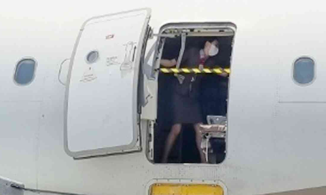 Vụ khách tự mở cửa thoát hiểm máy bay: Khoảnh khắc ghi lại phản ứng của nữ tiếp viên hàng không &quot;gây bão&quot; - Ảnh 2.