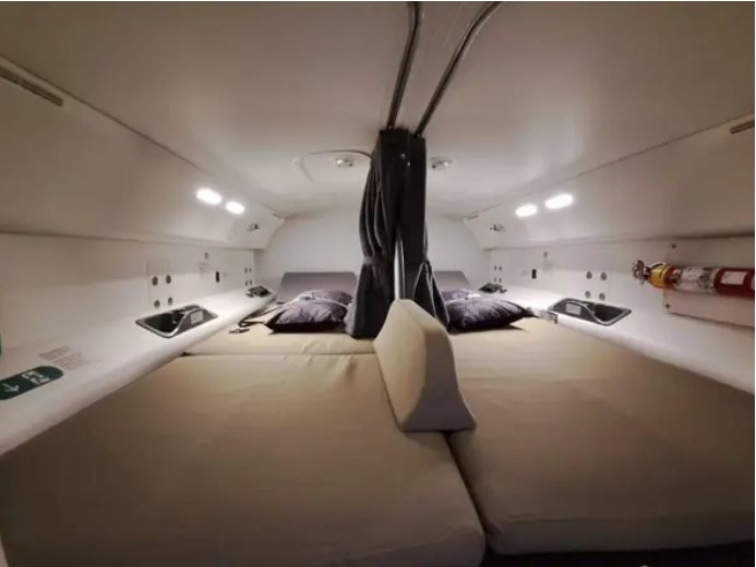 Khám phá căn phòng đặc biệt trên máy bay mà phi hành đoàn không bao giờ để hành khách tiếp cận - Ảnh 10.