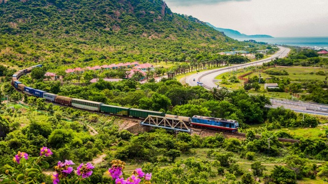 Tuyến đường sắt Thống Nhất của Việt Nam đẹp nhất thế giới - Ảnh 2.