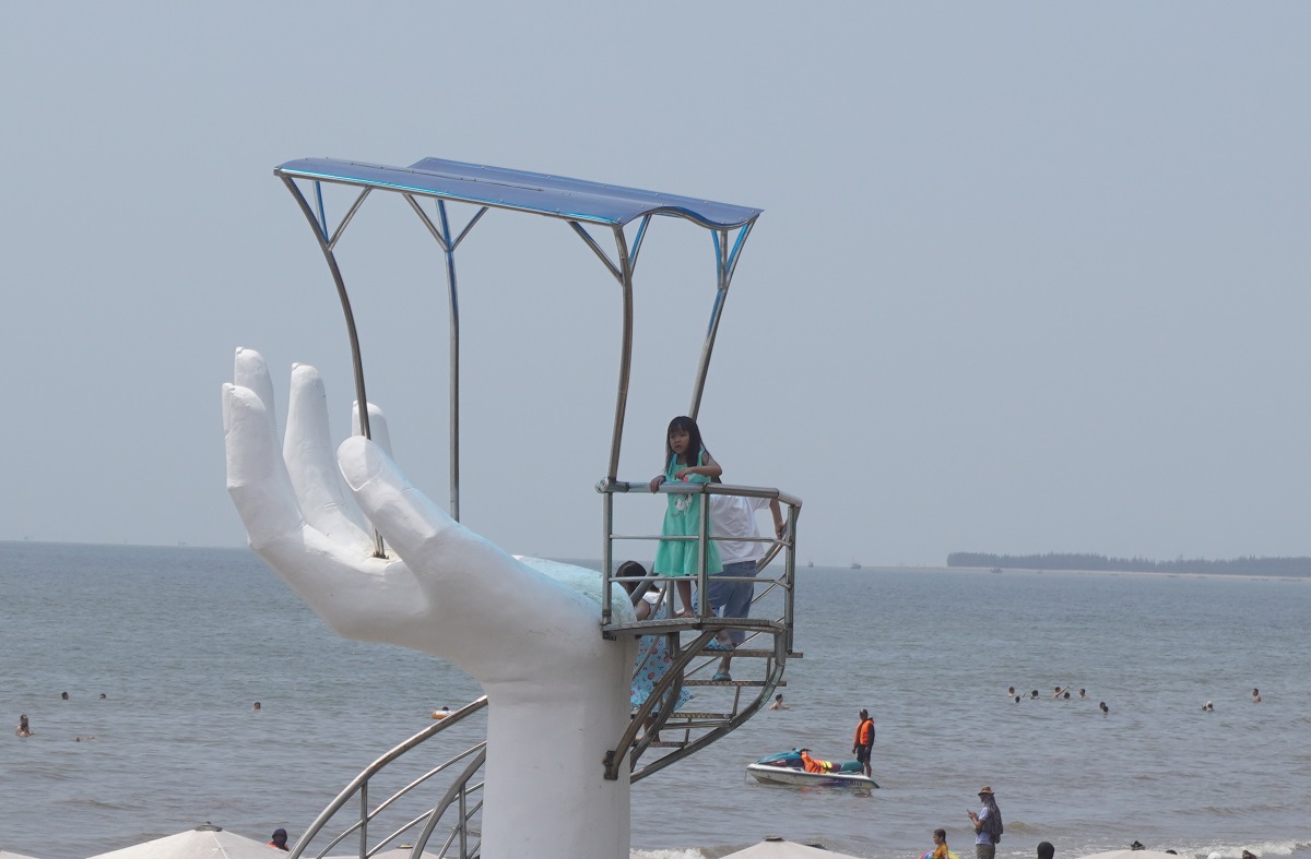 Những bàn tay khổng lồ ở bờ biển Thanh Hóa gây thất vọng - Ảnh 9.