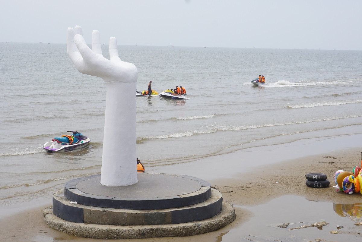 Những bàn tay khổng lồ ở bờ biển Thanh Hóa gây thất vọng - Ảnh 11.