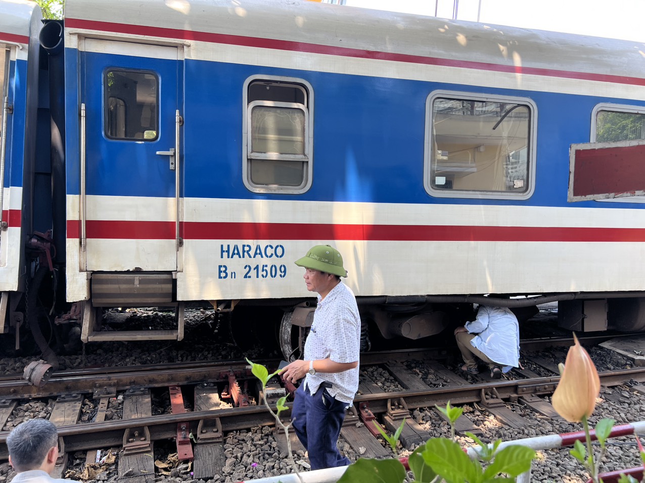 Tàu SE1 trật bánh khi đang chạy khiến hành khách nháo nhào  - Ảnh 4.