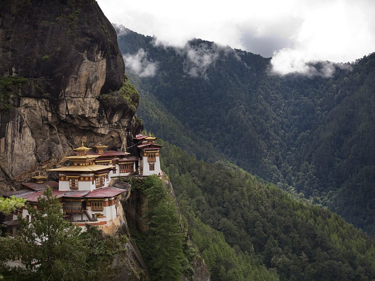 Quốc gia châu Á phụ thuộc vào nông nghiệp dùng các nhà máy thủy điện bí mật đào Bitcoin, nhập khẩu hàng triệu USD chip máy tính mong ‘đổi đời’ - Ảnh 3.