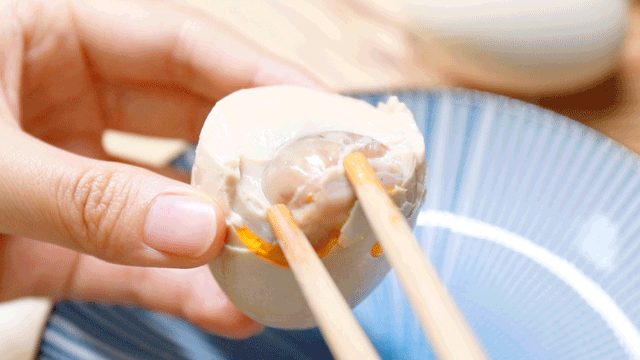 Món trứng béo ngậy ở Trung Quốc được nhận xét sánh ngang gạch cua: Muốn ăn ngon phải đem đi nhúng bùn - Ảnh 3.