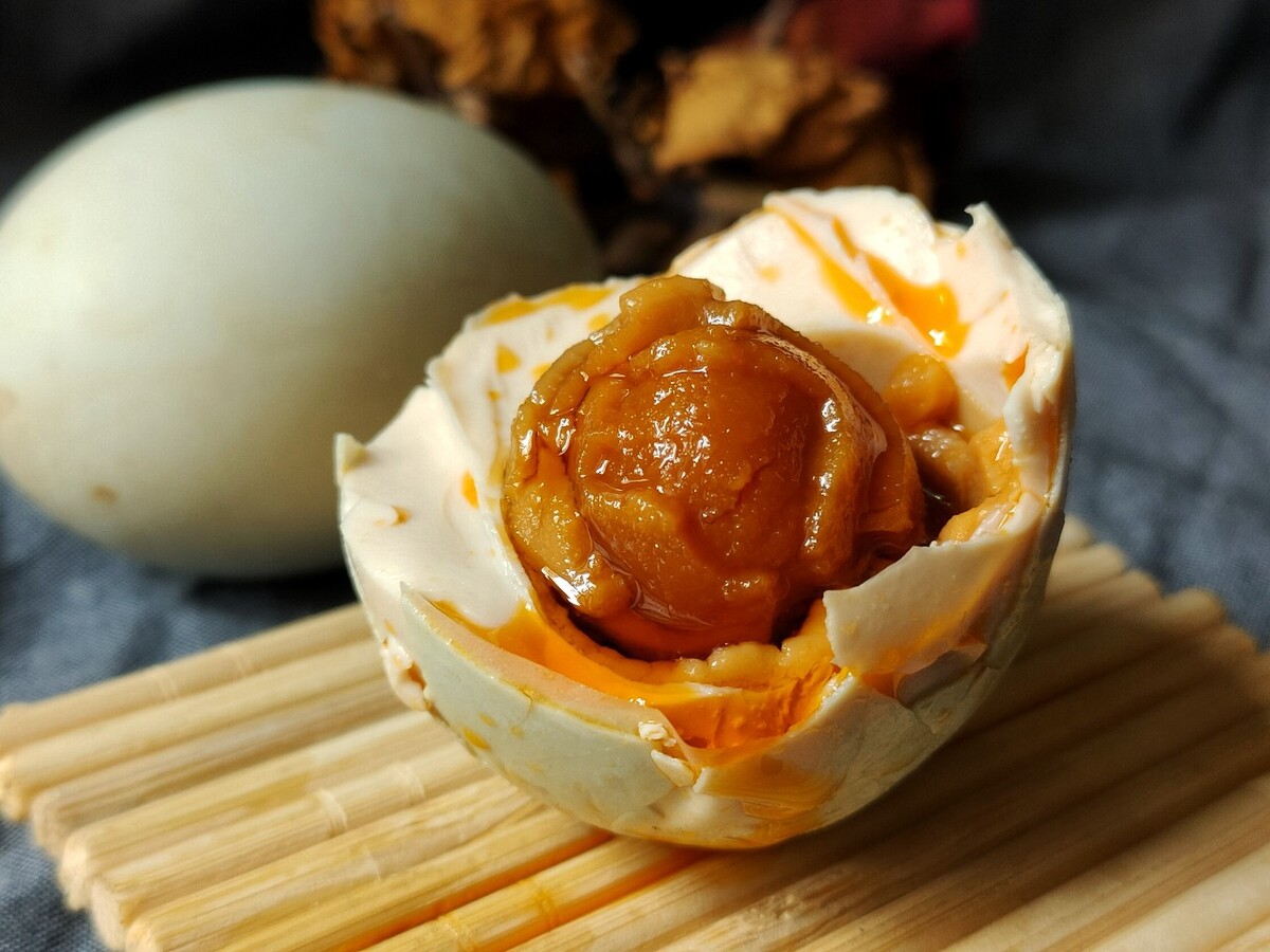 Món trứng béo ngậy ở Trung Quốc được nhận xét sánh ngang gạch cua: Muốn ăn ngon phải đem đi nhúng bùn - Ảnh 1.