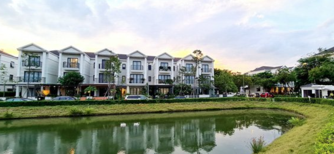 Khối tài sản 'kếch xù' của Sơn Tùng: Đang sinh sống tại villa view sông 50 tỷ, sở hữu xe sang chỉ dành cho giới nhà giàu - Ảnh 12.