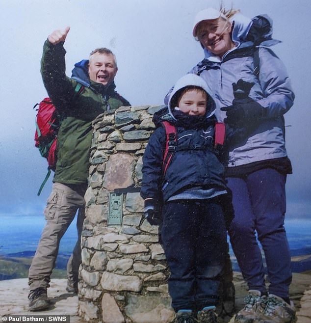 Cậu bé 8 tuổi chinh phục hơn 200 ngọn núi - đam mê được nuôi dưỡng từ lần đầu &quot;xê dịch&quot; cùng gia đình - Ảnh 1.