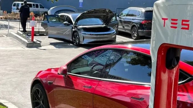 ‘Cao thủ không bằng tranh thủ’ – một hãng EV đem xe điện xịn nhất của mình trưng bày ở trạm sạc Tesla mời lái thử nhưng phản ứng của chủ xe Tesla mới là thứ khiến người ta ‘mắt tròn mắt dẹt’ - Ảnh 1.
