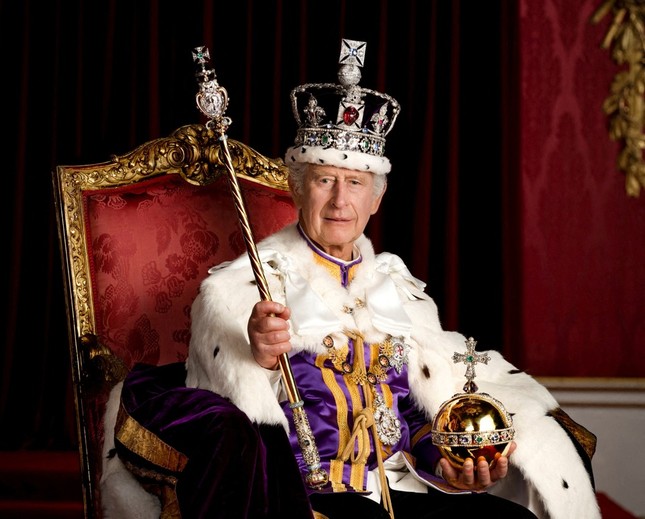 Bức ảnh lịch sử của Vua Charles sau khi lên ngôi - Ảnh 1.