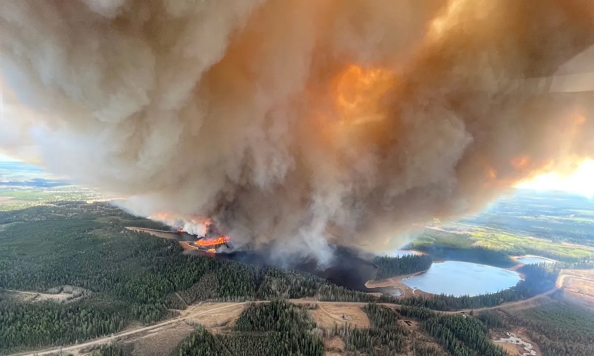 Cháy rừng lan rộng tại Canada, hơn 30.000 người sơ tán khẩn cấp - Ảnh 1.